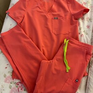 Figs Coral Scrub Top & pants XS